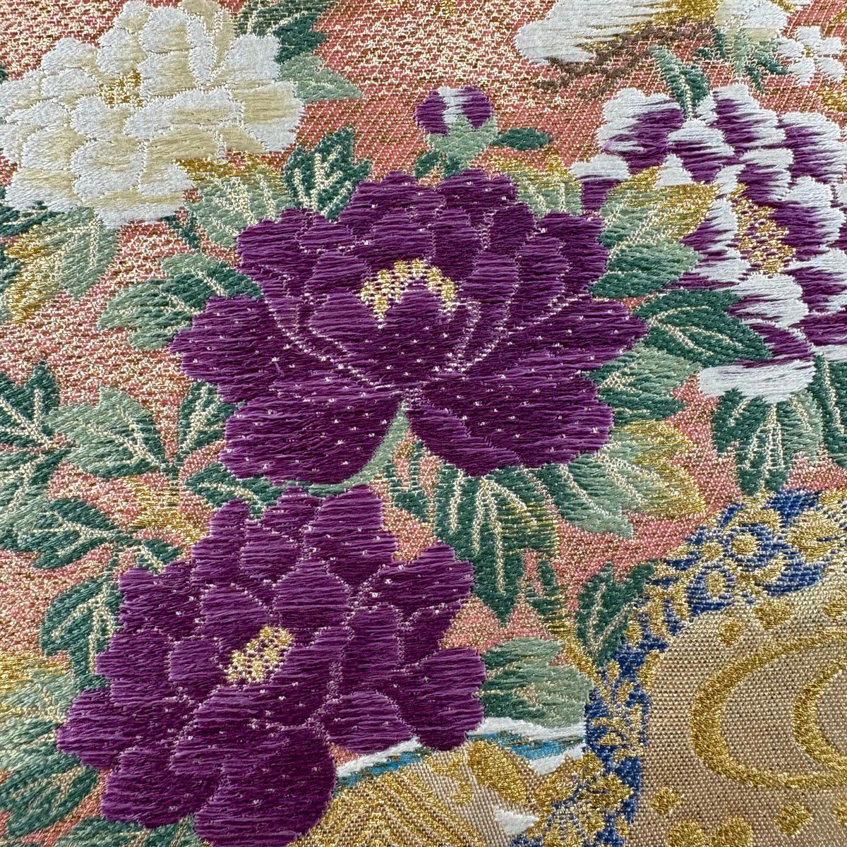 【美品】 袋帶 名品級 じゅらく 落款あり 帝王紫 草花紋 波 金金箔 刺繡 米色 お太鼓柄 純蠶絲