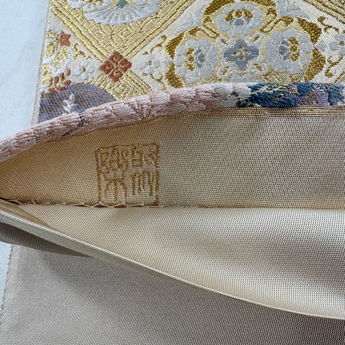 【美品】 袋帶 名品級 じゅらく 落款あり 帝王紫 草花紋 波 金金箔 刺繡 米色 お太鼓柄 純蠶絲