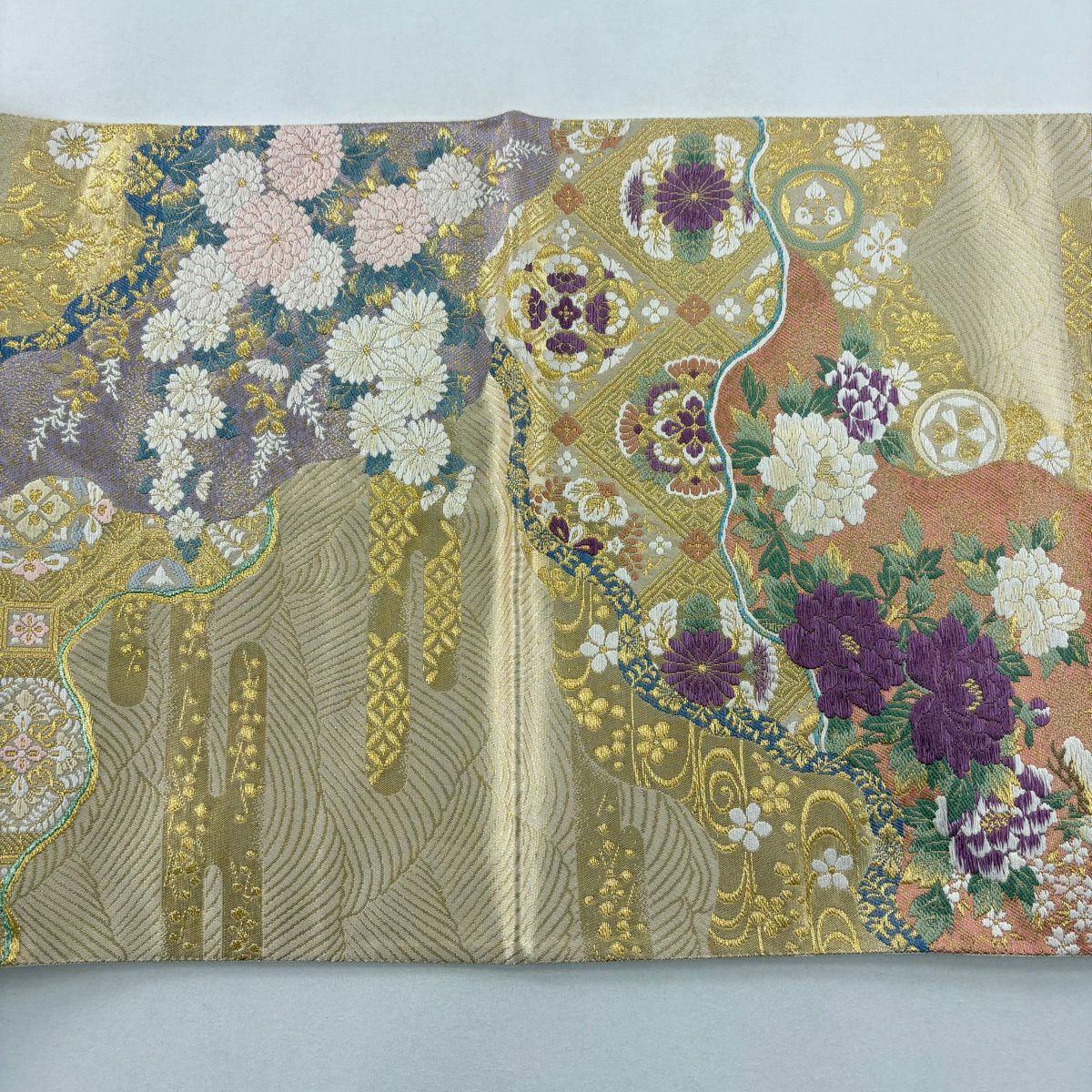 【美品】 袋帶 名品級 じゅらく 落款あり 帝王紫 草花紋 波 金金箔 刺繡 米色 お太鼓柄 純蠶絲
