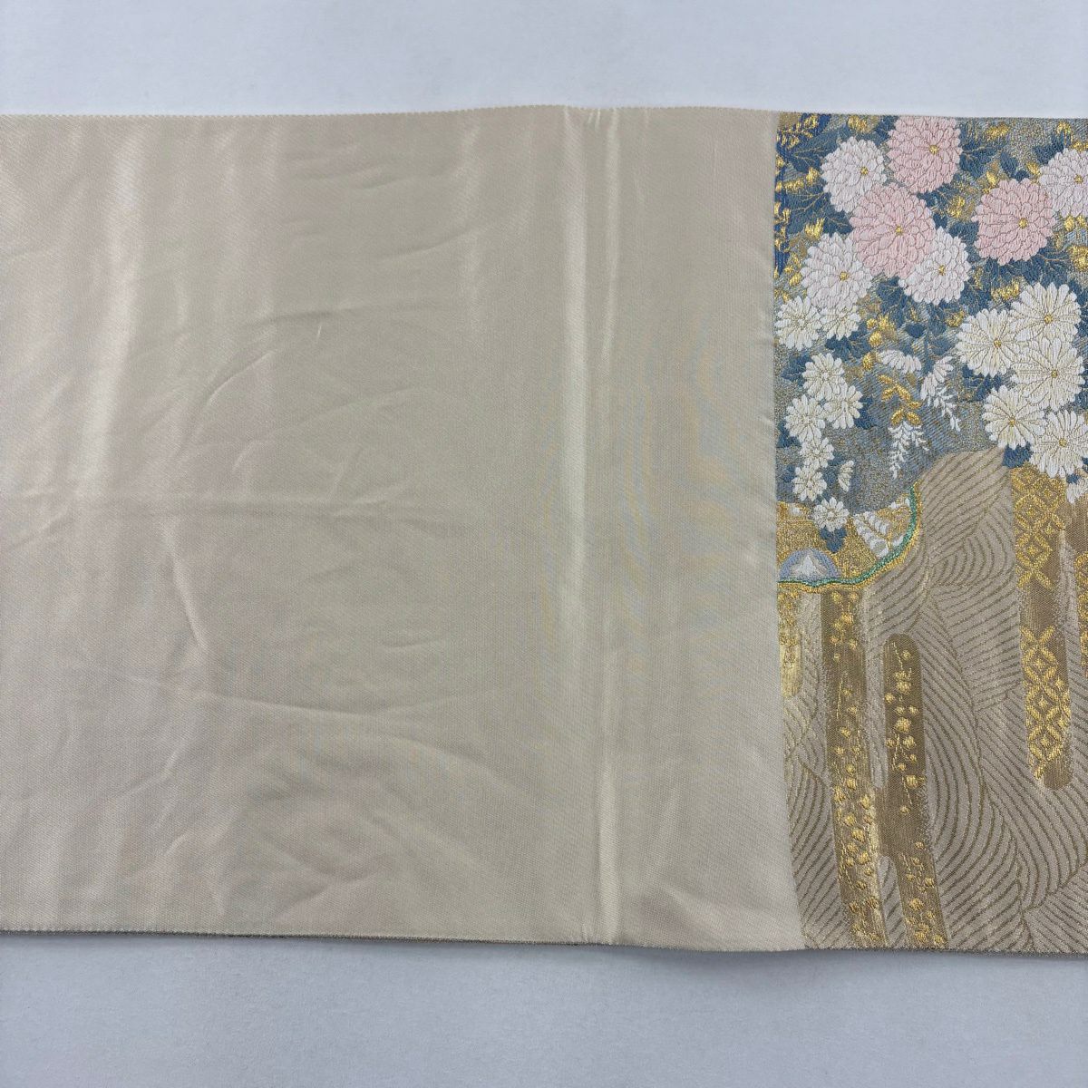 【美品】 袋帶 名品級 じゅらく 落款あり 帝王紫 草花紋 波 金金箔 刺繡 米色 お太鼓柄 純蠶絲