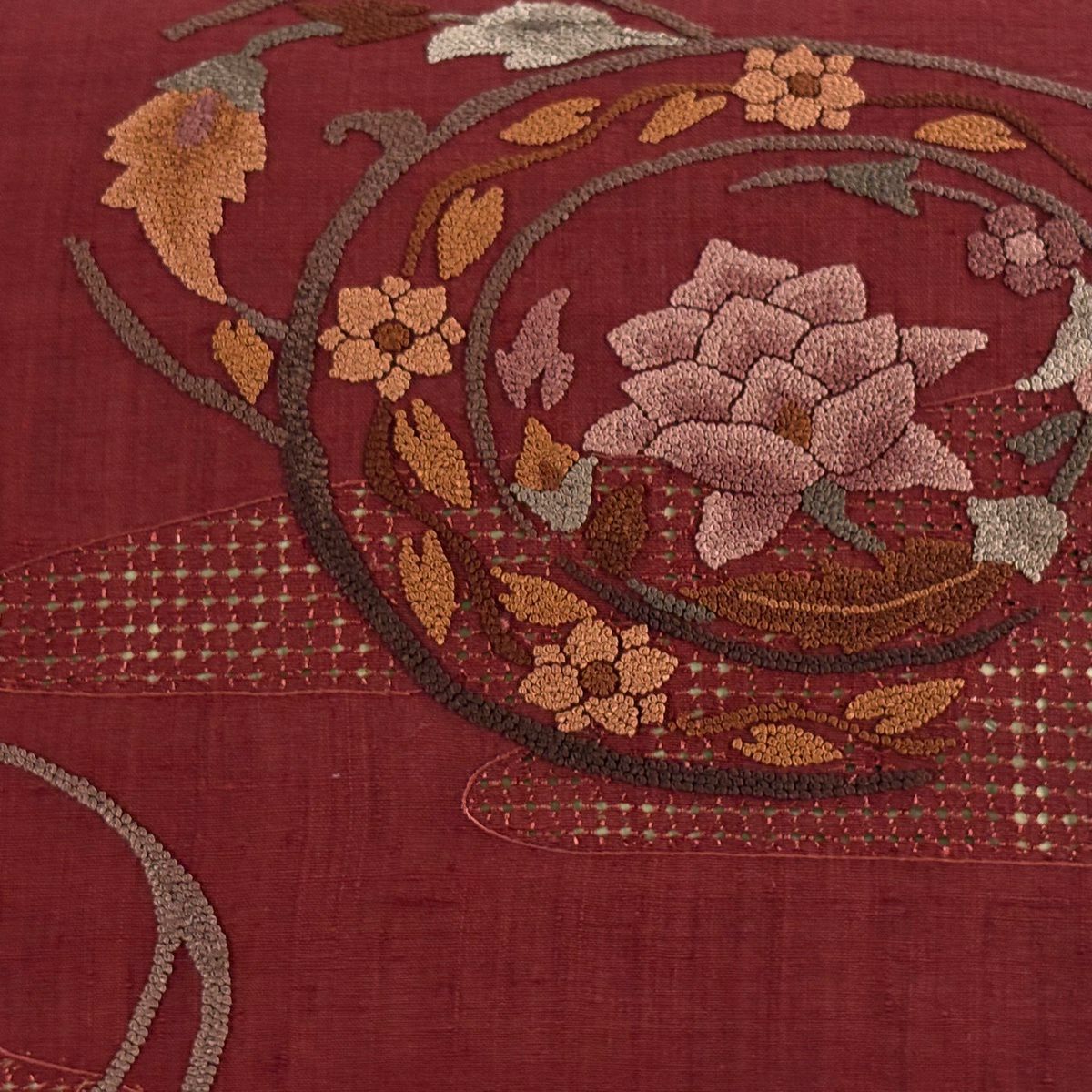 【美品】 名古屋帶 秀品級 紬織織 草花紋紋 霞 相良刺繡 汕頭刺繡 深紅 純蠶絲