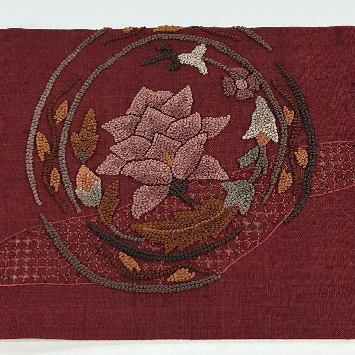 【美品】 名古屋帶 秀品級 紬織織 草花紋紋 霞 相良刺繡 汕頭刺繡 深紅 純蠶絲