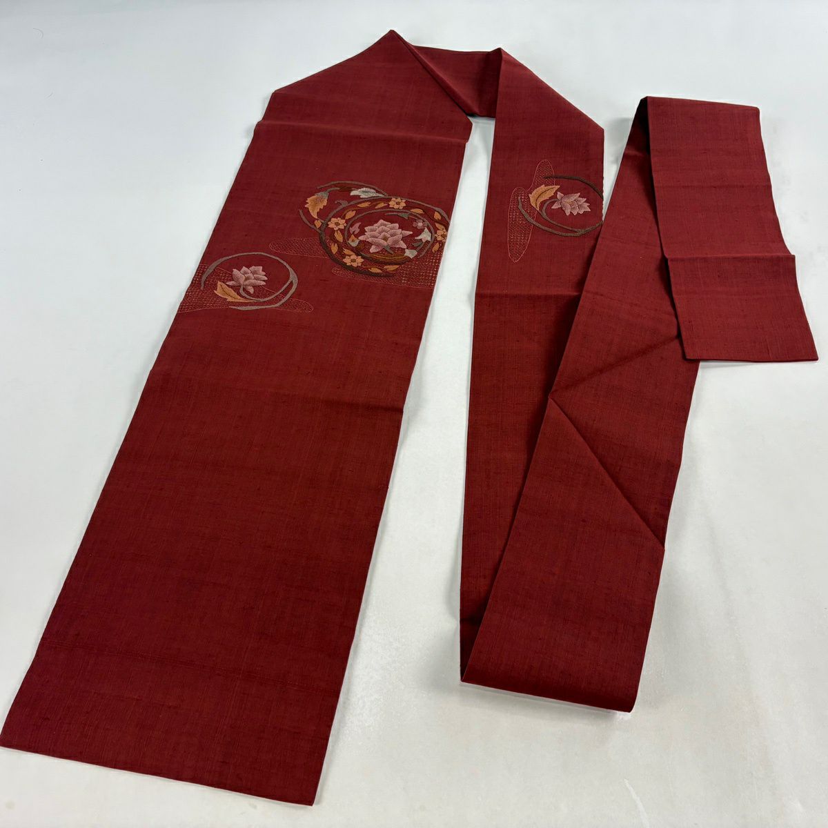 【美品】 名古屋帶 秀品級 紬織織 草花紋紋 霞 相良刺繡 汕頭刺繡 深紅 純蠶絲