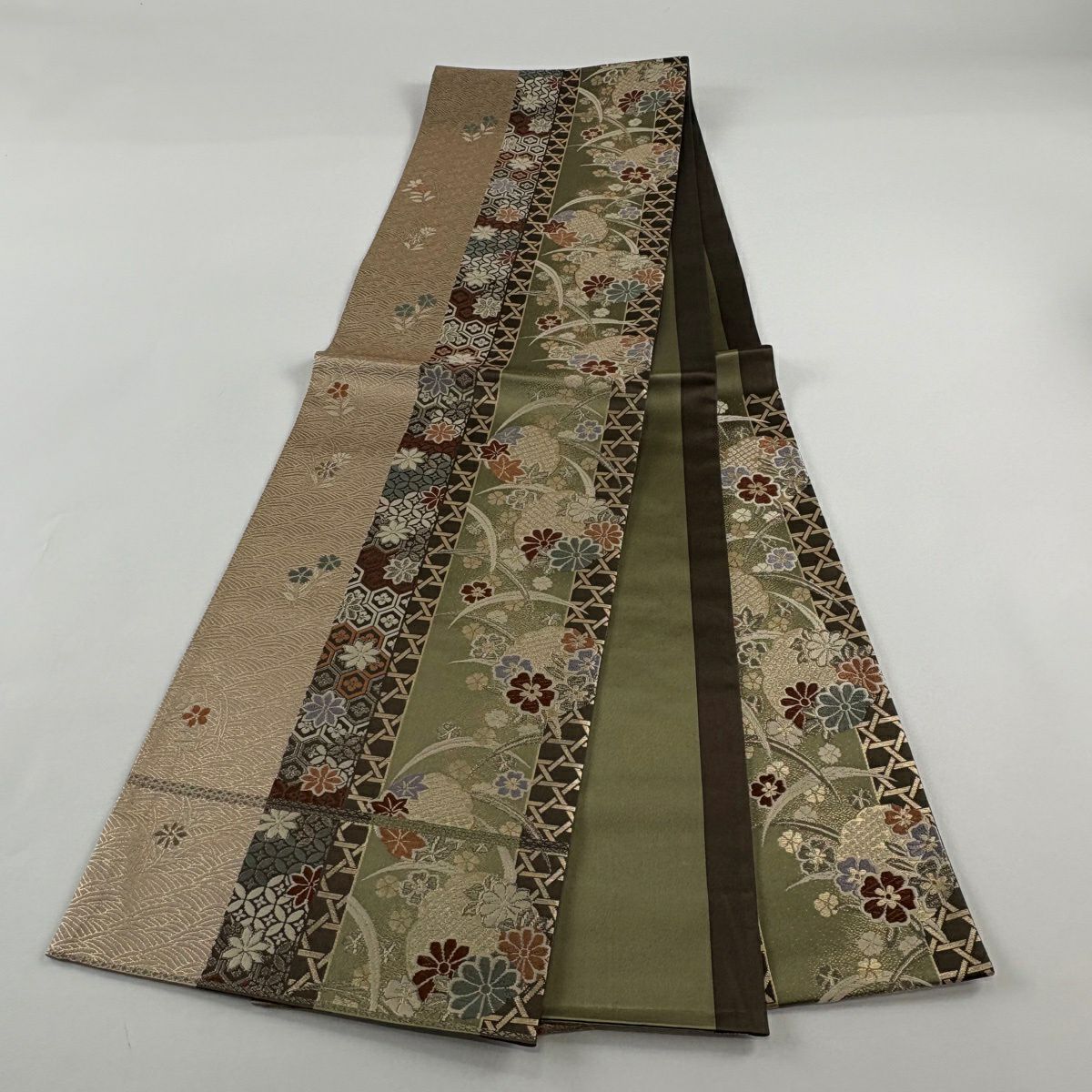 【美品】 袋帶 秀品級 關西仕立 草花紋紋 芝 金金箔 銀線 鶯 綠 六通 純蠶絲
