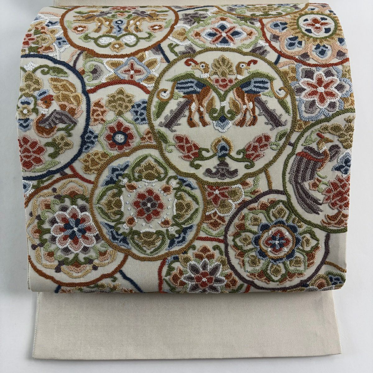【美品】 袋帶 逸品級 向鳥 草花紋 相良刺繡 米色 お太鼓柄 純蠶絲