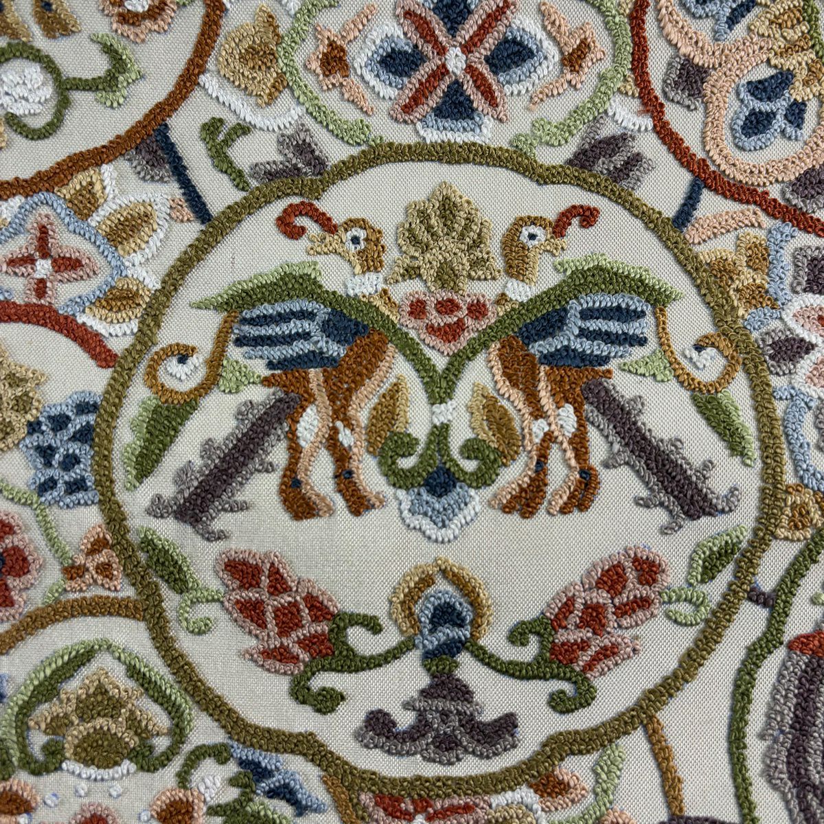 【美品】 袋帶 逸品級 向鳥 草花紋 相良刺繡 米色 お太鼓柄 純蠶絲
