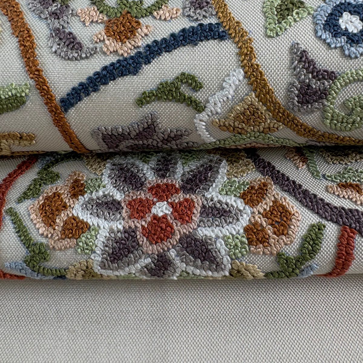 【美品】 袋帶 逸品級 向鳥 草花紋 相良刺繡 米色 お太鼓柄 純蠶絲