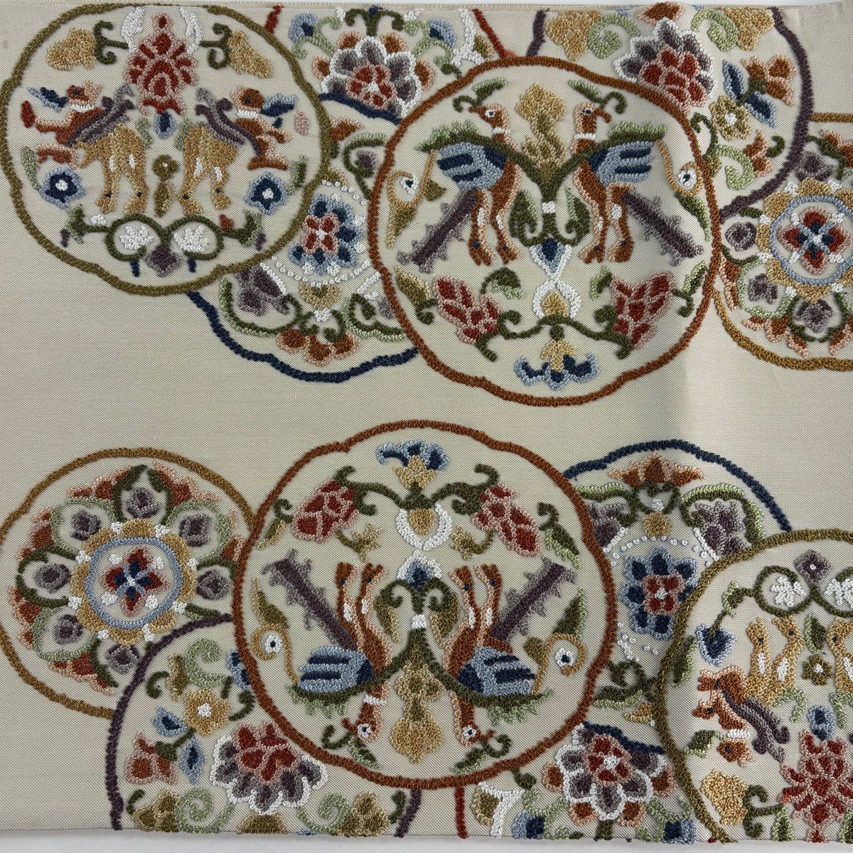 【美品】 袋帶 逸品級 向鳥 草花紋 相良刺繡 米色 お太鼓柄 純蠶絲
