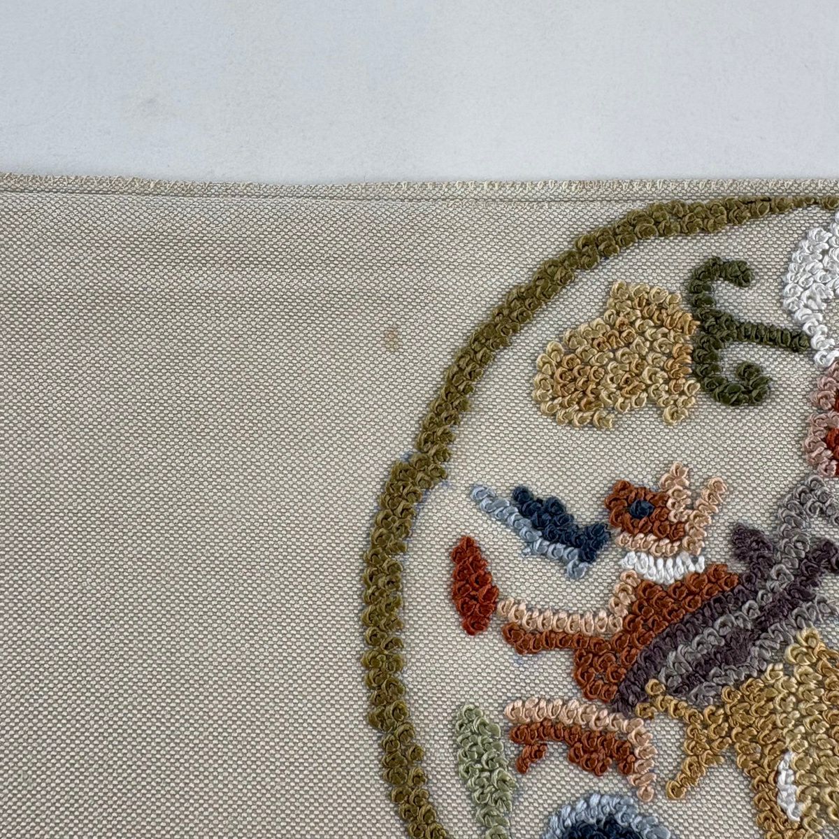 【美品】 袋帶 逸品級 向鳥 草花紋 相良刺繡 米色 お太鼓柄 純蠶絲