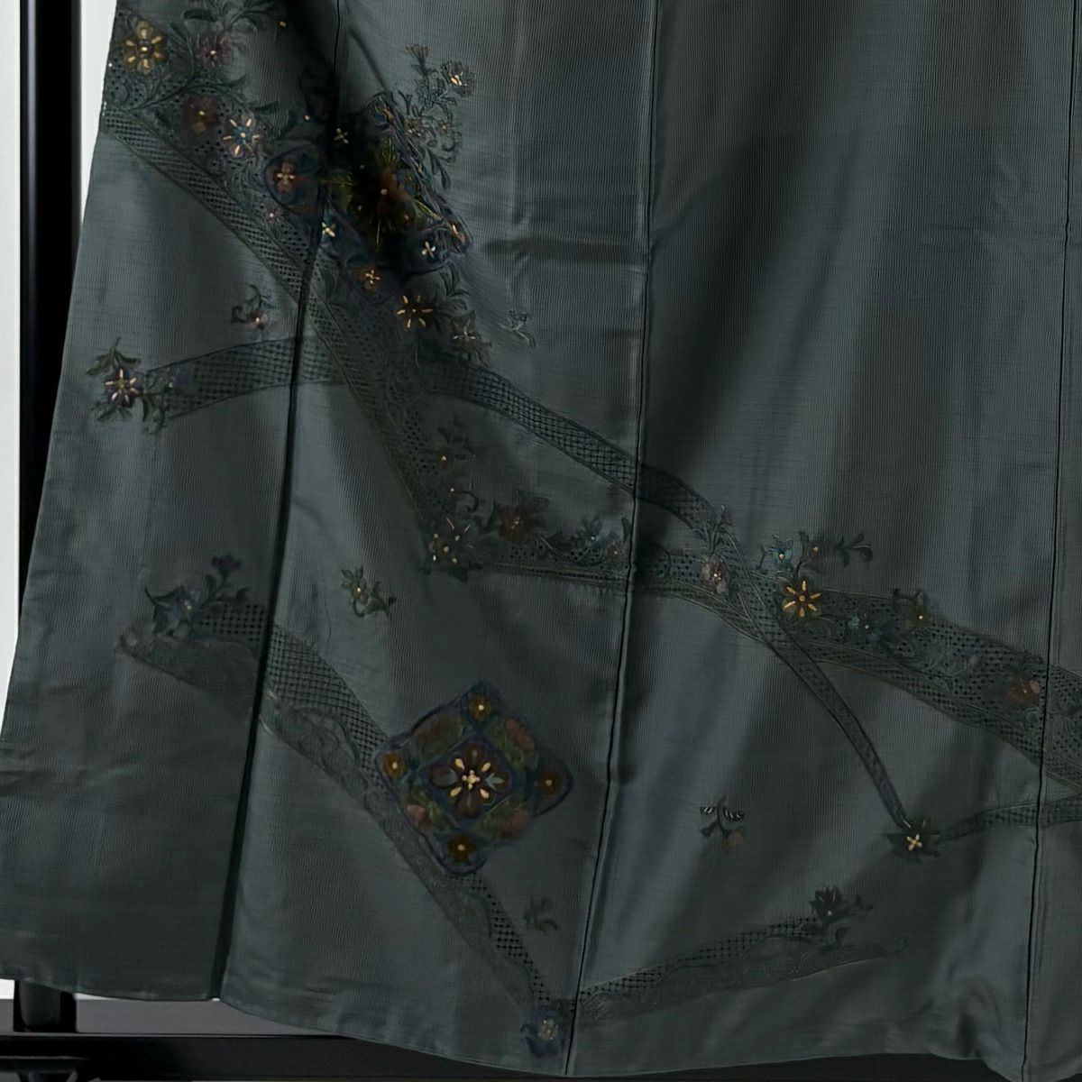 【美品】訪問服 身長160cm 袖長63.5cm S 雙層 大島紬織地 やまと 證書あり 花菱 花唐草紋 刺繡 金絲 深綠 純蠶絲 名品級