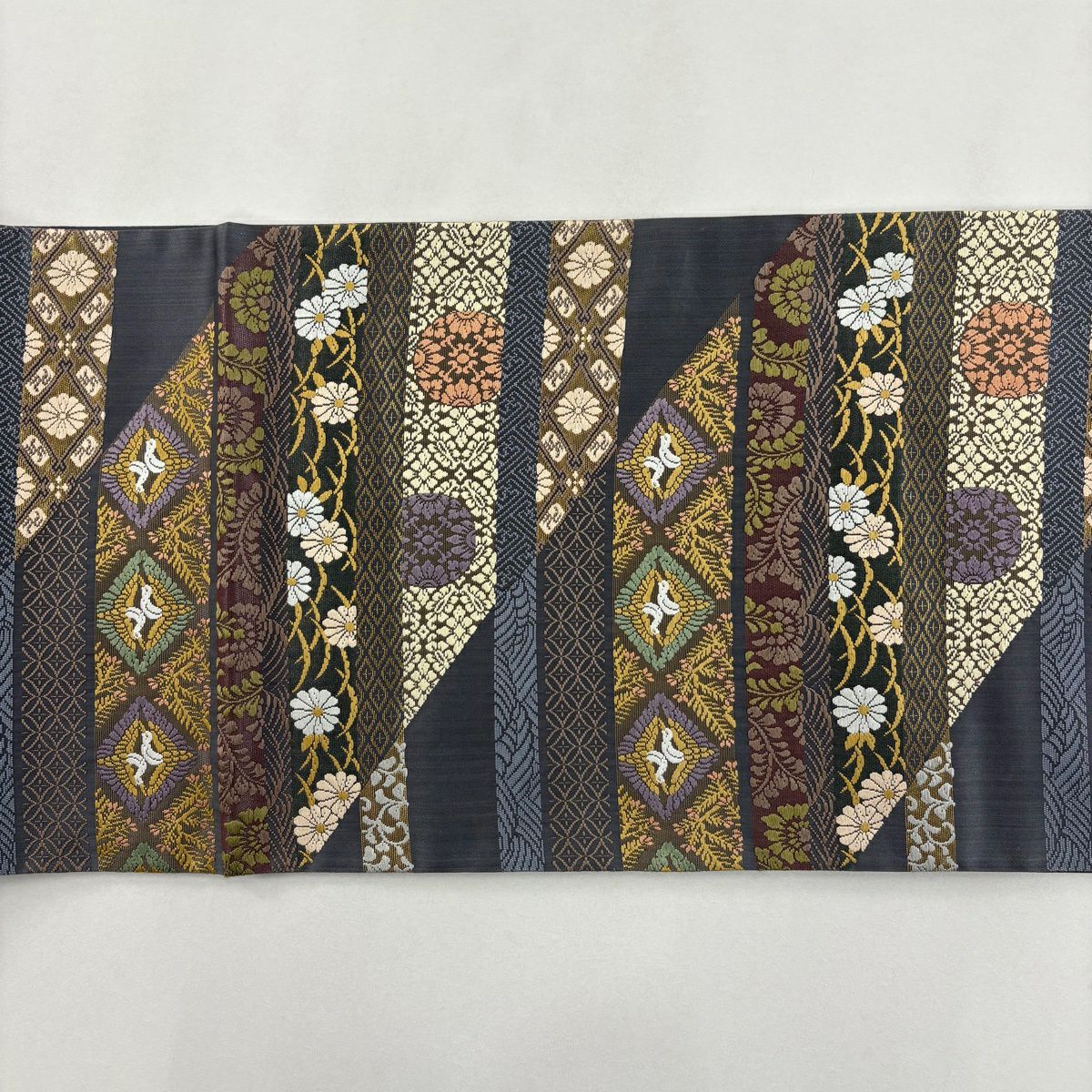 【美品】 袋帶 名品級 向仙鶴 草花紋 金金箔 灰色 六通 純蠶絲