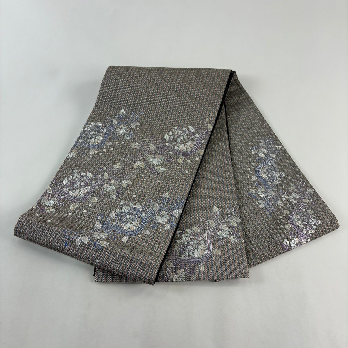 【美品】 袋帶 名品級 花唐草紋 縞模樣 銀線 金銀彩 灰紫 お太鼓圖案 純蠶絲