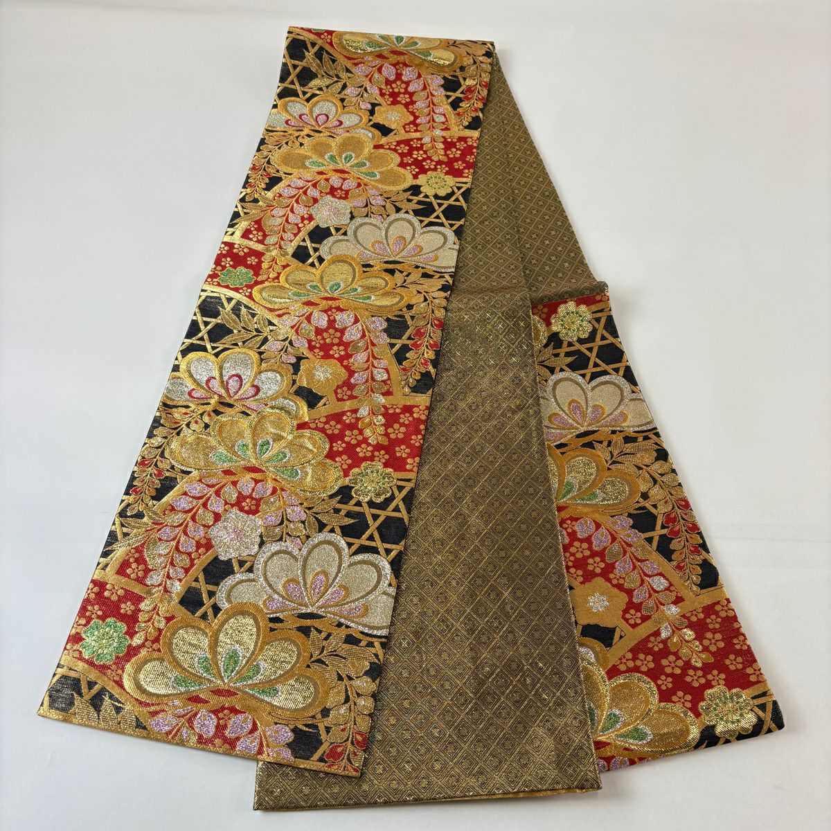 【美品】 袋帶 秀品級 振袖禮服禮服用 笠松樹 籠目 金絲 金金箔 黑 六通 純蠶絲