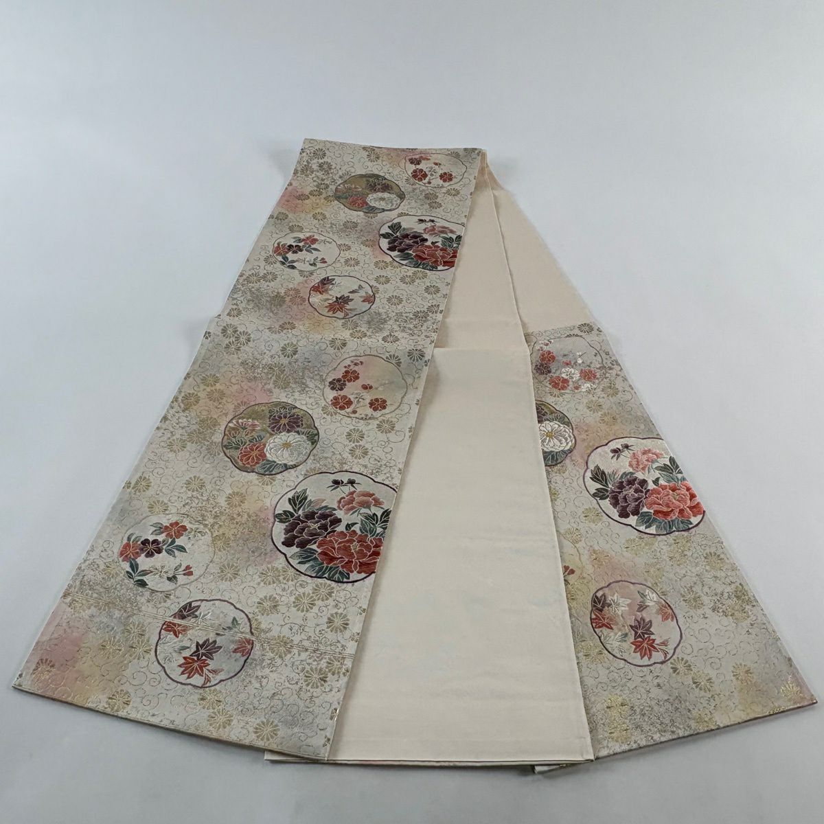 【美品】 袋帶 秀品級 關西仕立 雪白牡丹 菊花唐草紋 刺繡 金銀彩 六通 純蠶絲