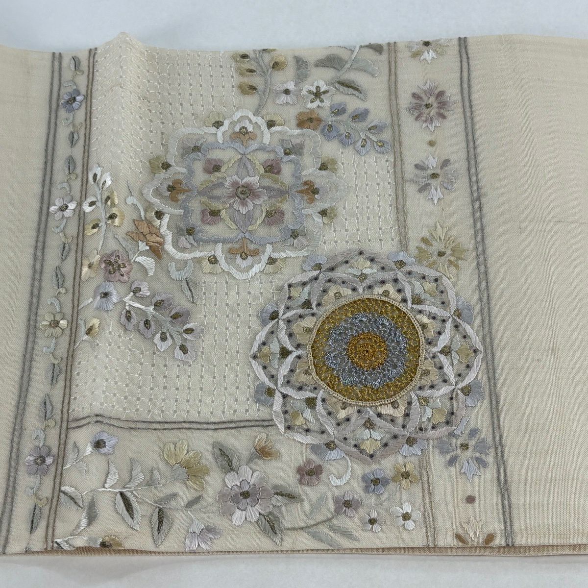 袋帶 逸品級 華紋 草花紋 金銀彩 刺繡 奶油色 大鼓圖案 純蠶絲