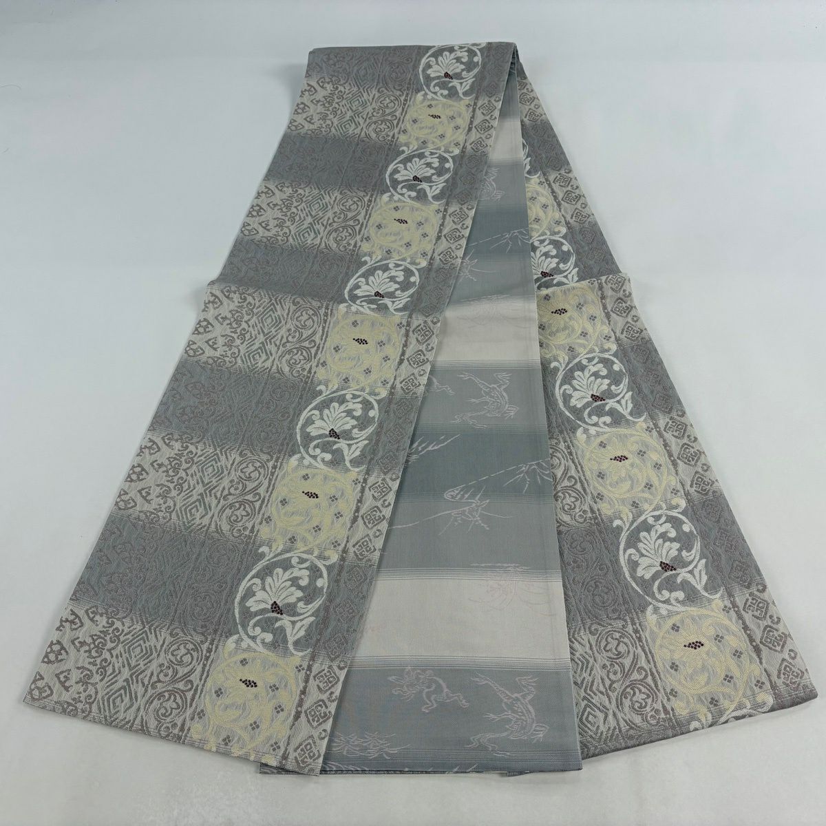 【美品】 袋帶 逸品級 花唐草紋 幾何學 金金箔 灰紫 全通 純蠶絲