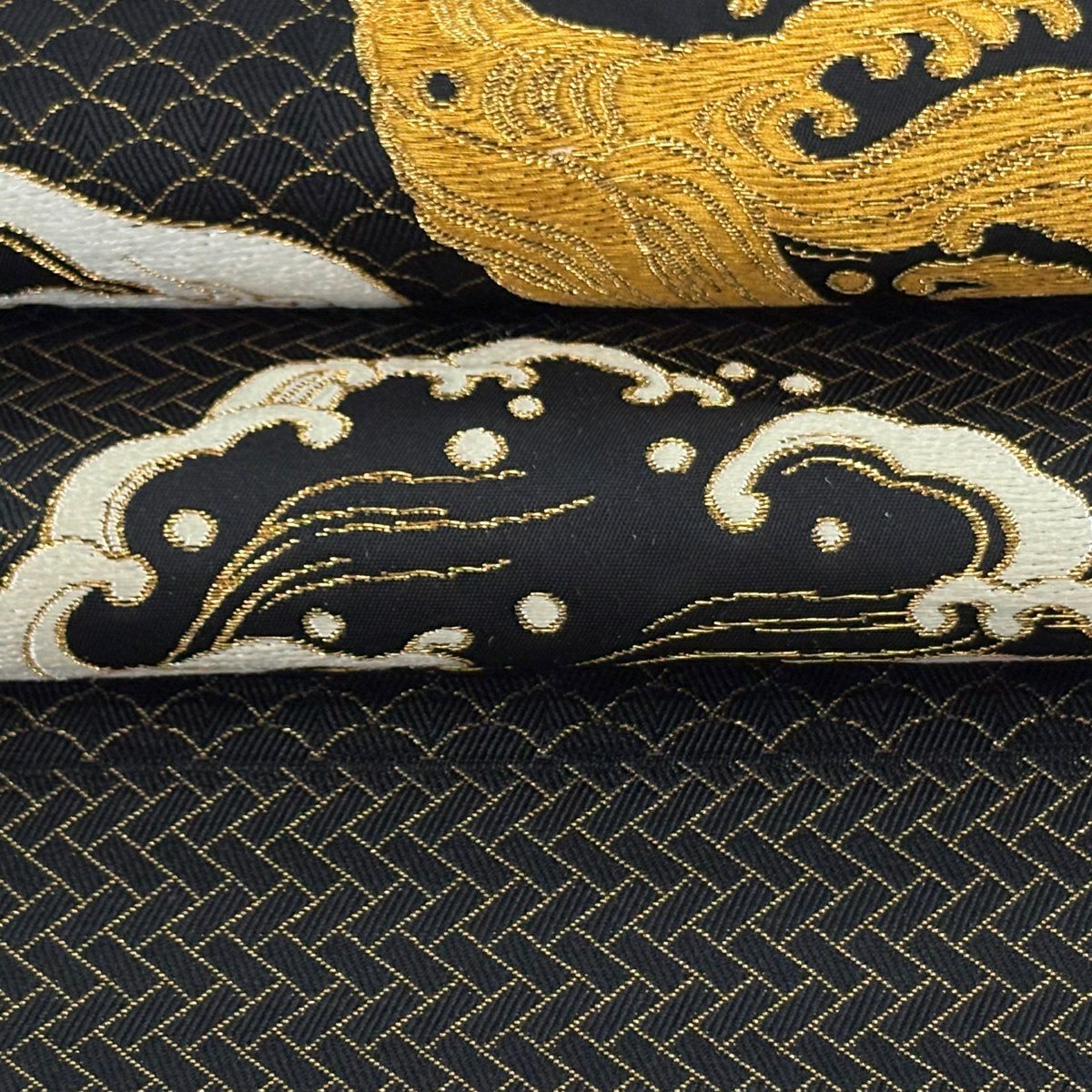 【美品】 袋帶 逸品級 渡文 落款 波 有職紋樣 金金箔 金絲 黑色 お太鼓圖案 純蠶絲