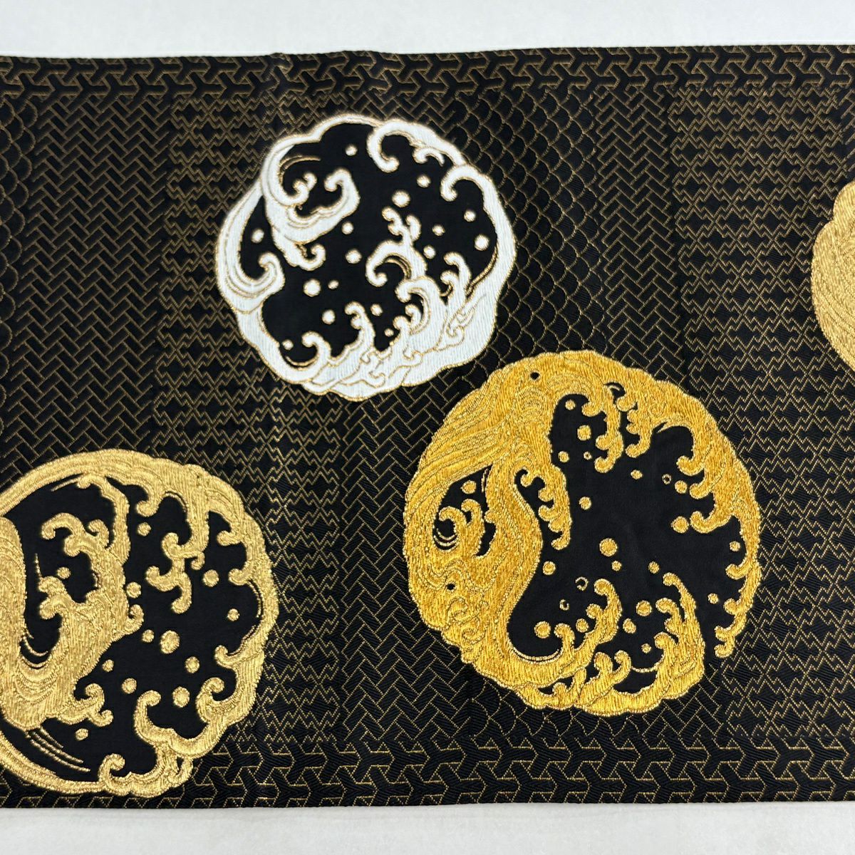 【美品】 袋帶 逸品級 渡文 落款 波 有職紋樣 金金箔 金絲 黑色 お太鼓圖案 純蠶絲