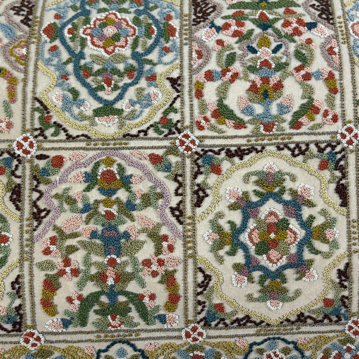 【美品】 袋帶 逸品級 華紋 草花紋 相良刺繡 薄茶 金銀彩 正蠶絲