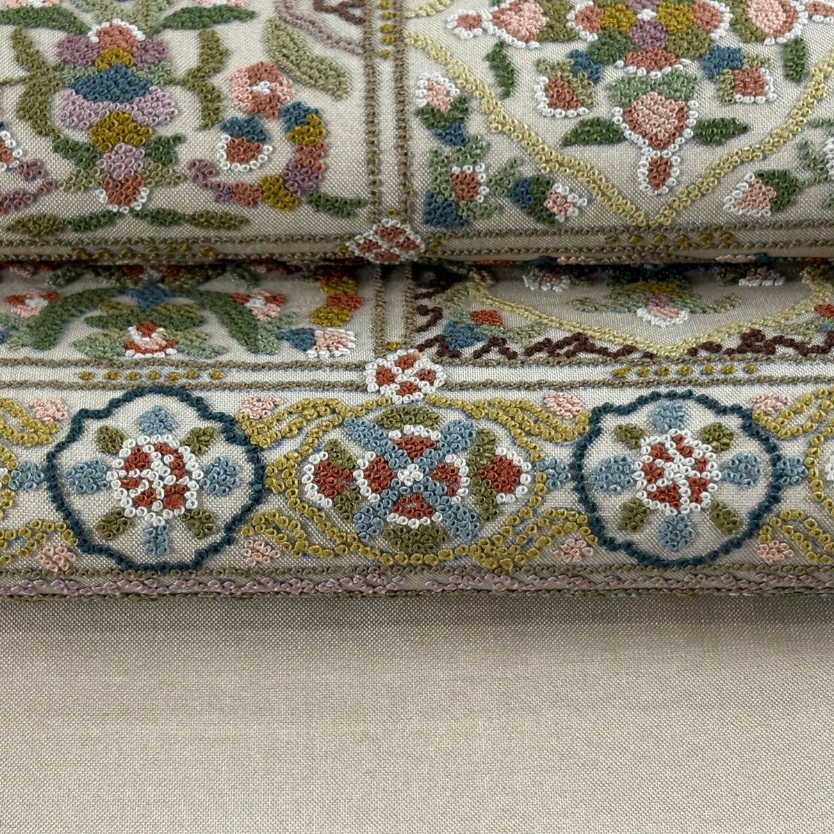 【美品】 袋帶 逸品級 華紋 草花紋 相良刺繡 薄茶 金銀彩 正蠶絲