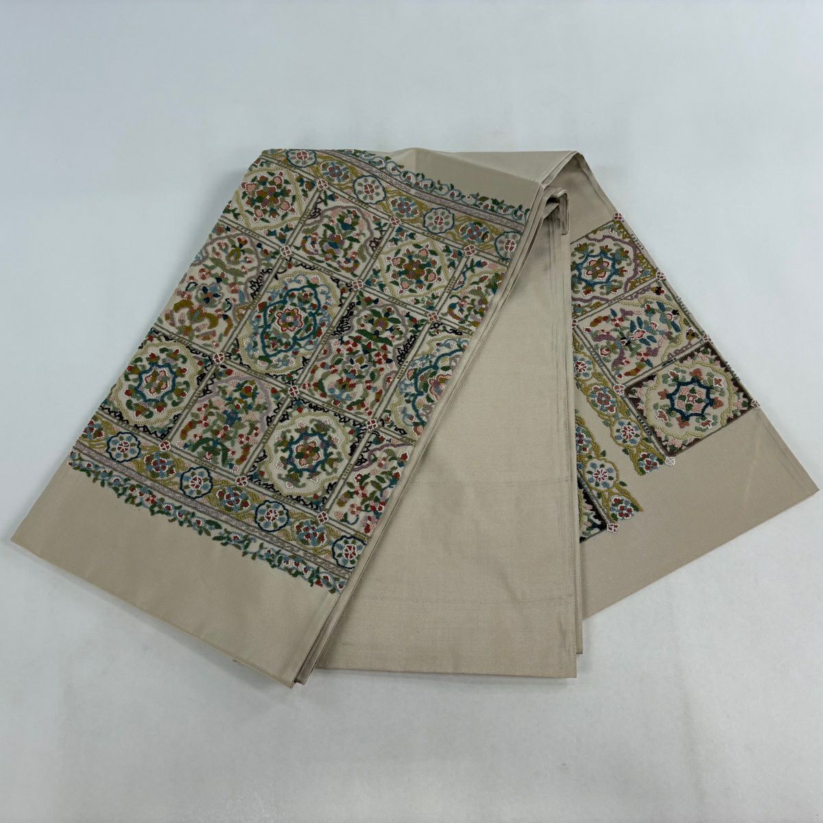 【美品】 袋帶 逸品級 華紋 草花紋 相良刺繡 薄茶 金銀彩 正蠶絲