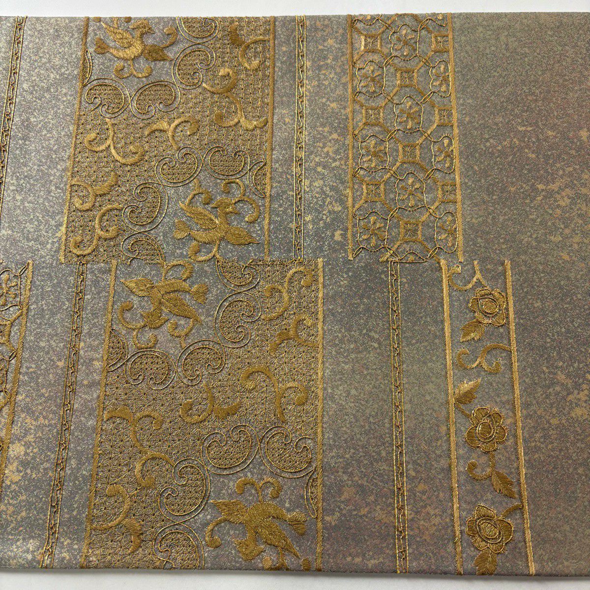 【美品】 袋帶 秀品級 向鳥 花唐草紋 金絲 刺繡 灰綠 お太鼓圖案 純蠶絲