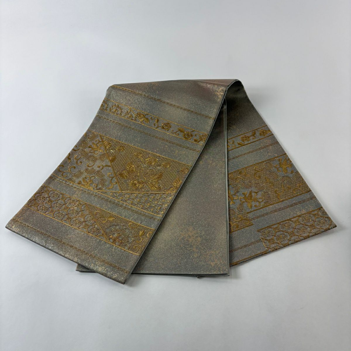 【美品】 袋帶 秀品級 向鳥 花唐草紋 金絲 刺繡 灰綠 お太鼓圖案 純蠶絲