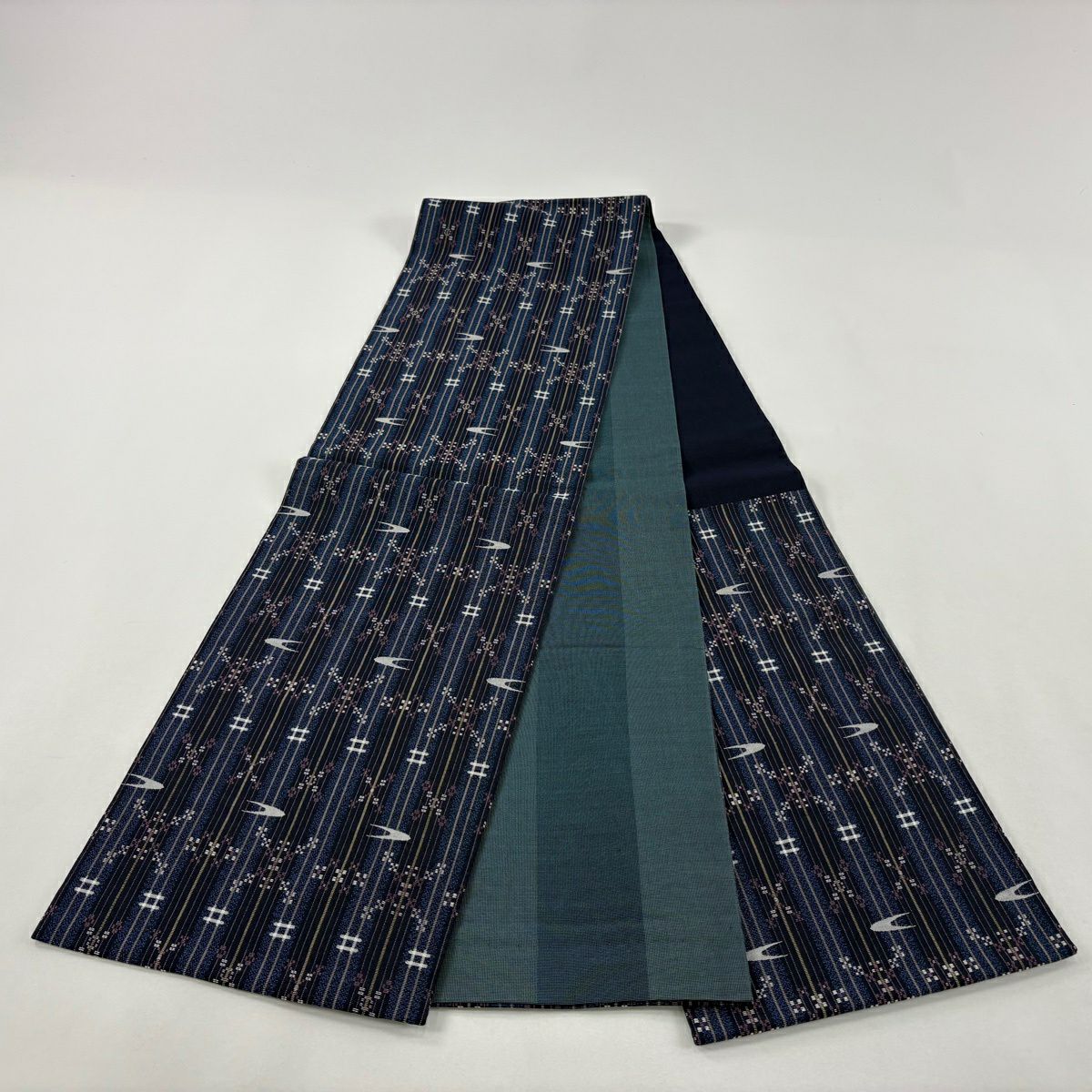 【美品】 袋帶 名品級 縞 幾何學 深藍 六通 純蠶絲