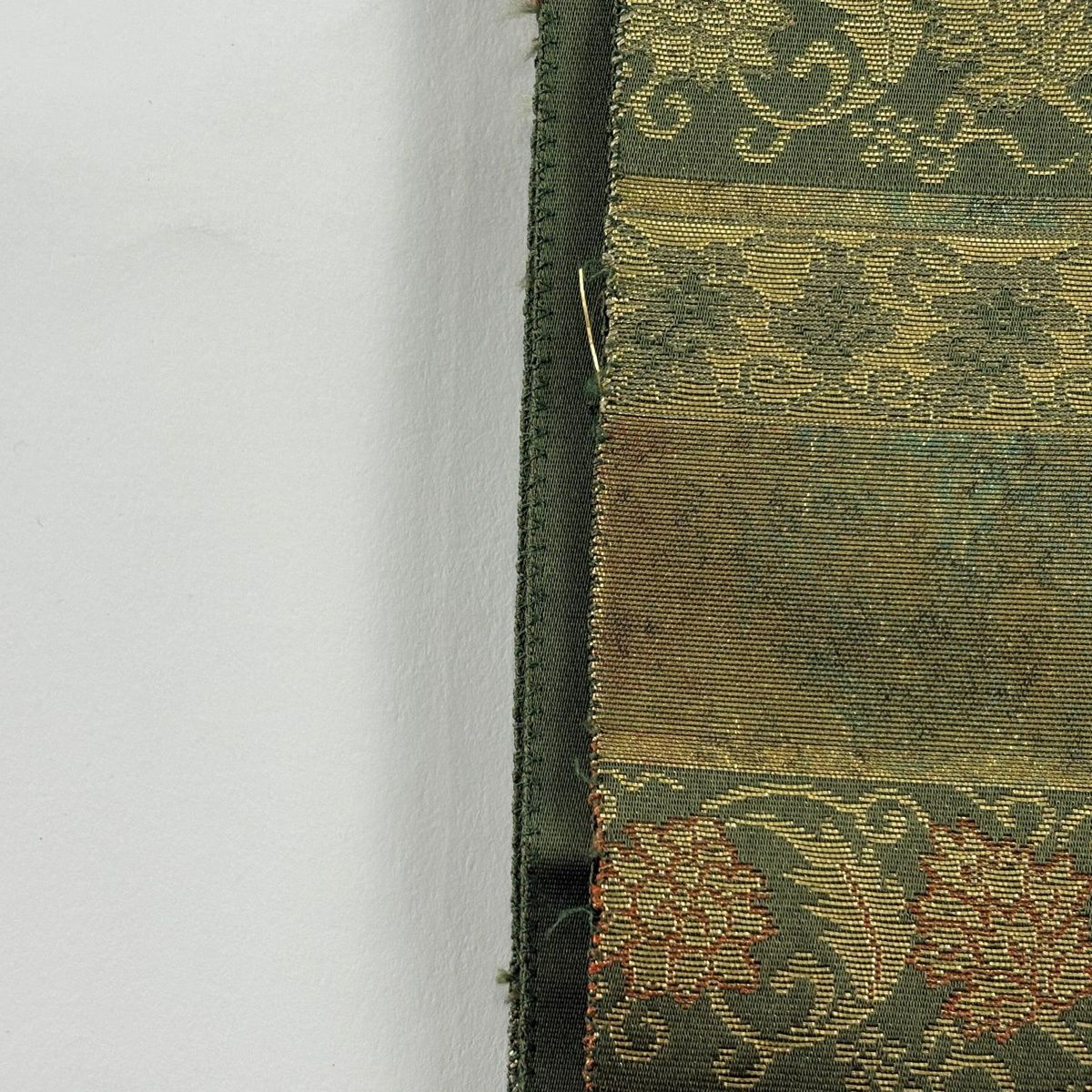 【美品】 袋帶 秀品級 名物裂間道 花唐草紋 金糸 金金箔 綠 お太鼓柄 純蠶絲