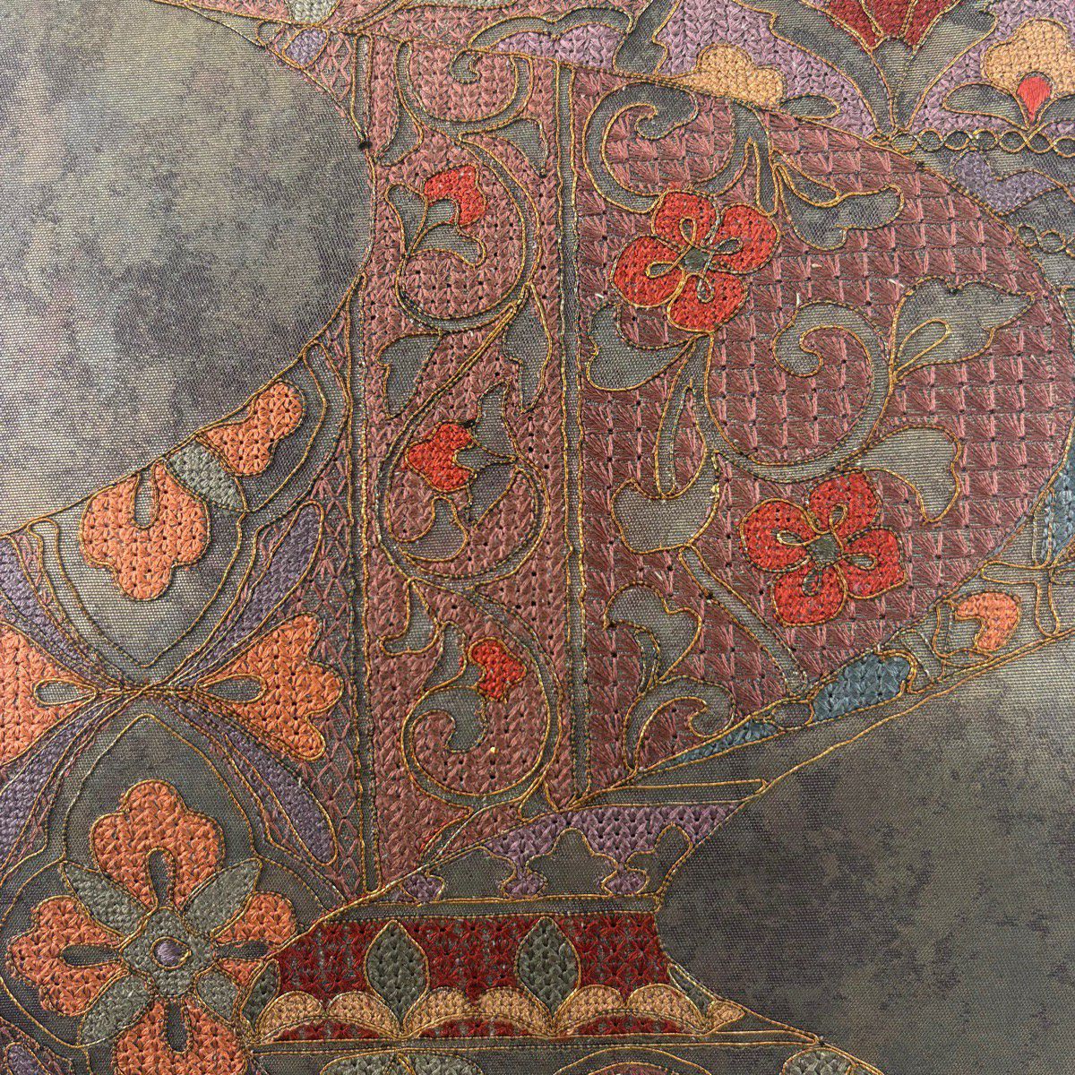 【美品】 袋帶 秀品級 草花紋紋 霞 刺繡 金線 灰紫色 お太鼓柄 純蠶絲