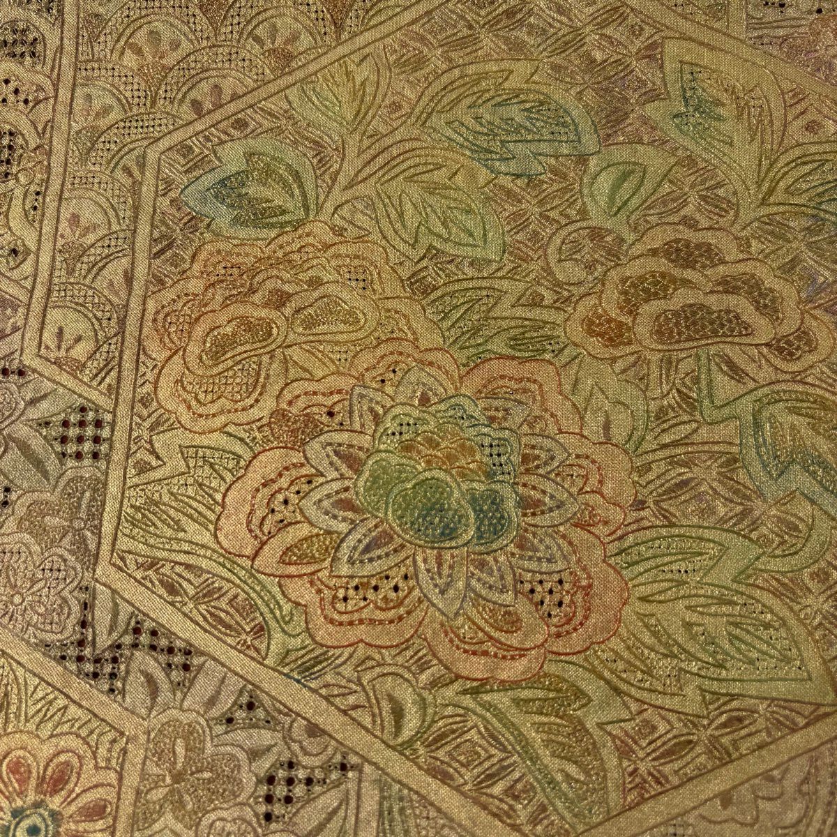 【美品】 袋帶 秀品級 關西仕立 雪白牡丹 龜甲刺繡 金銀彩 金茶 お太鼓柄 純蠶絲