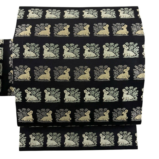 【美品】 名古屋帶 名品級 花兔 金絲 刺繡 黑 純蠶絲
