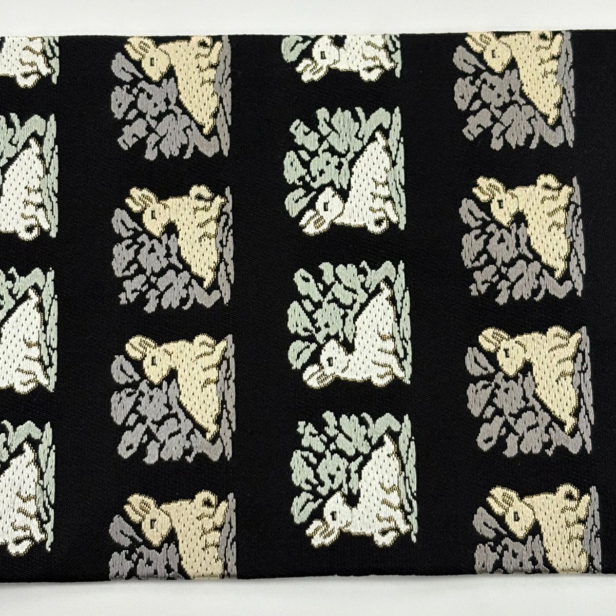 【美品】 名古屋帶 名品級 花兔 金絲 刺繡 黑 純蠶絲