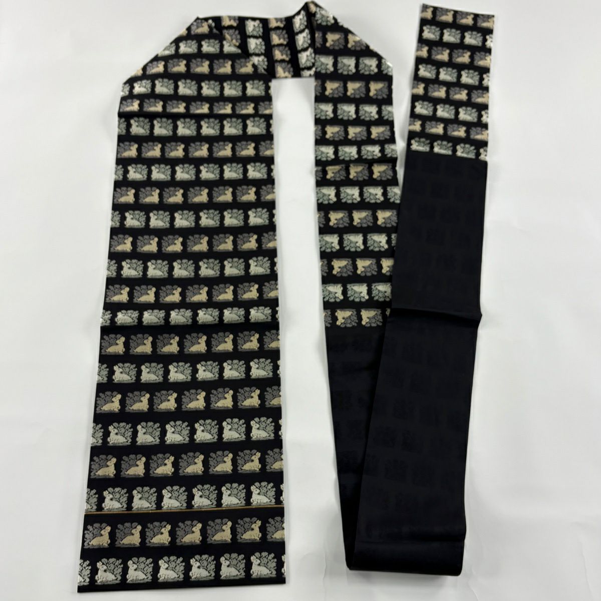 【美品】 名古屋帶 名品級 花兔 金絲 刺繡 黑 純蠶絲