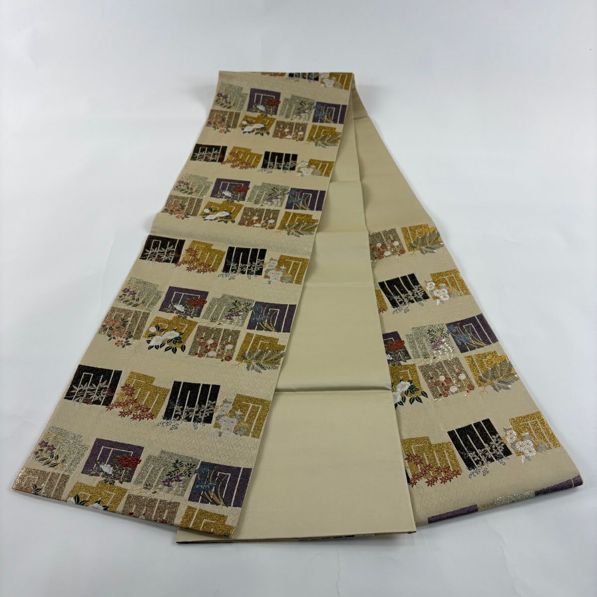 【美品】 袋帶 名品級 草木染 源氏香 松樹梅花 金金箔 刺繡 米色 六通 純蠶絲