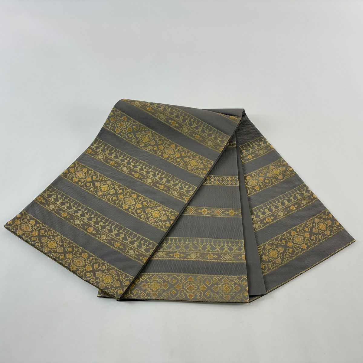 【美品】 袋帶 名品級 金金箔屋清兵衛 附有落款 草木染 華紋 段縞圖案 金金箔 金絲 灰色 大鼓圖案 純蠶絲