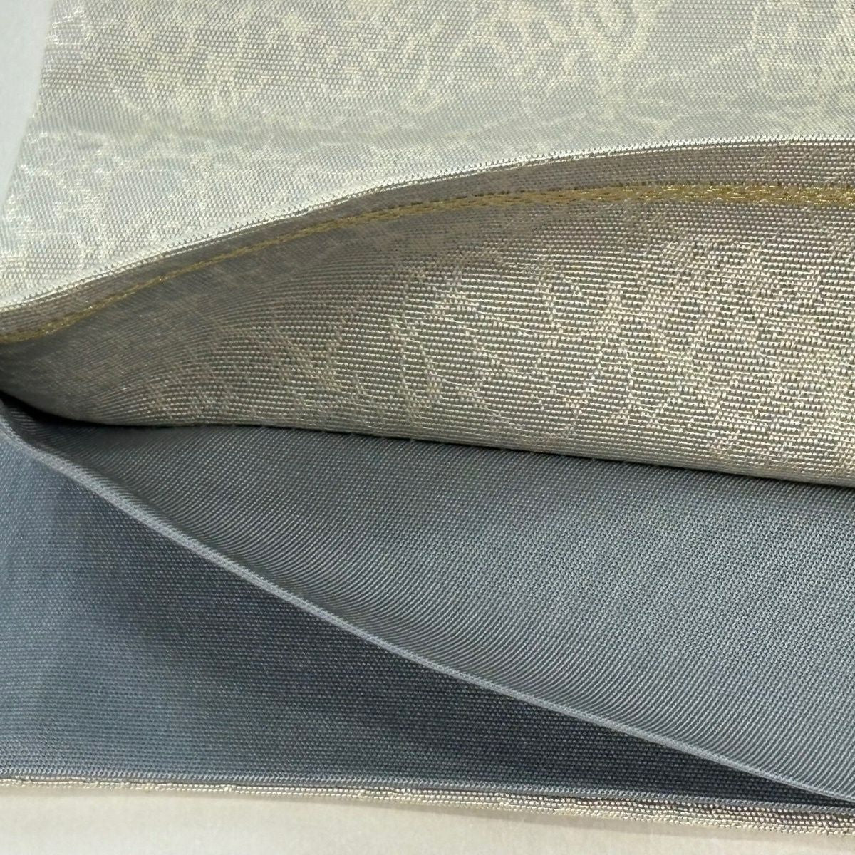 【美品】 袋帶 逸品級 人間國寶 六谷梅花軒 落款あり 菊花唐草紋 蓑龜 銀通し 切り嵌め 灰白 お太鼓柄 純蠶絲
