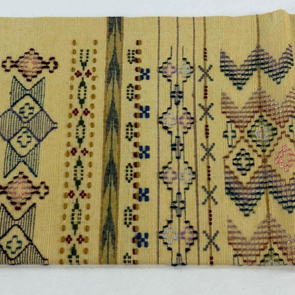 【美品】 名古屋帶 逸品級 紬織織 幾何學圖案 條紋 刺繡 黃色 純蠶絲