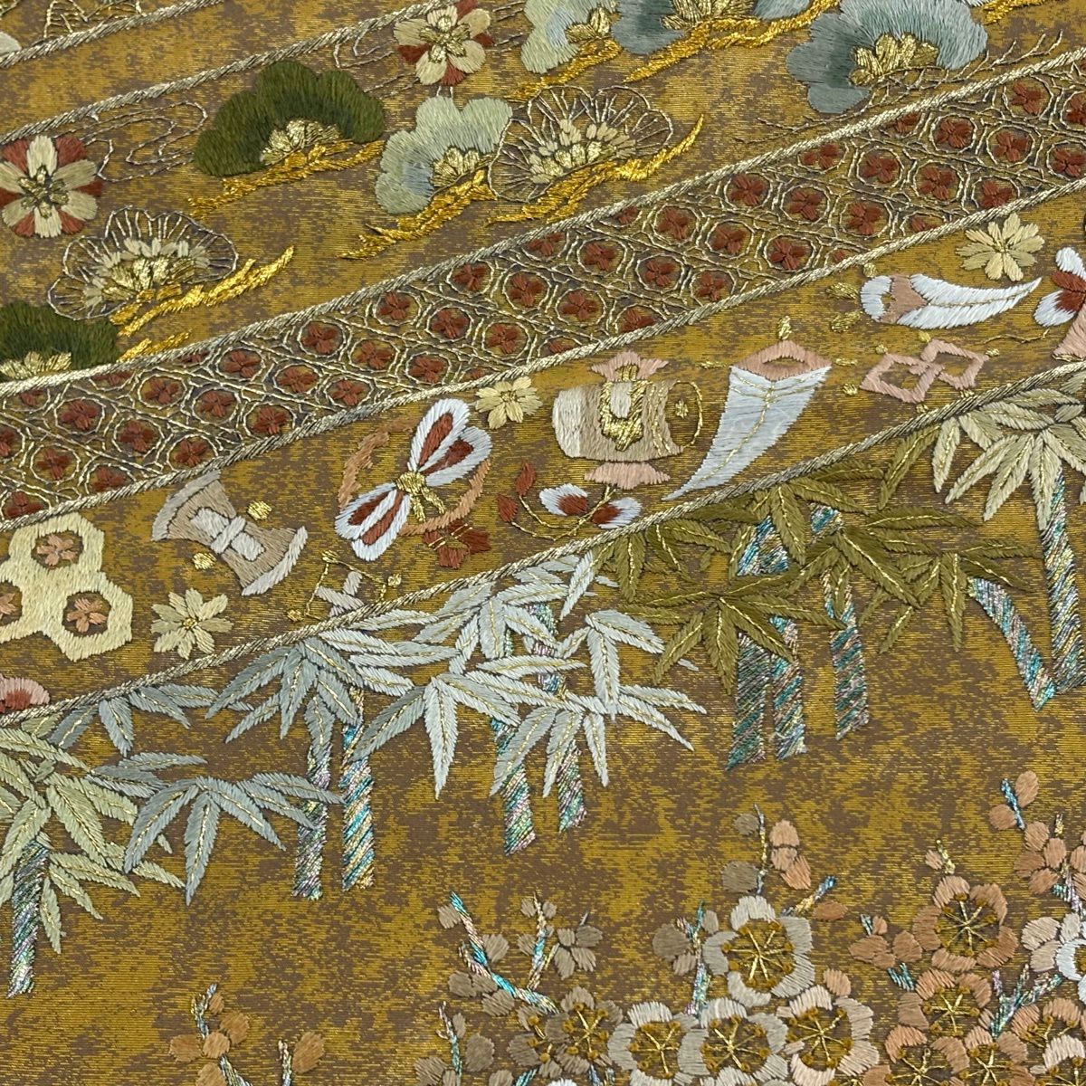 【美品】 袋帶 逸品級 松樹竹子梅花 寶盡くし 刺繡 金銀彩 山吹茶 六通 純蠶絲