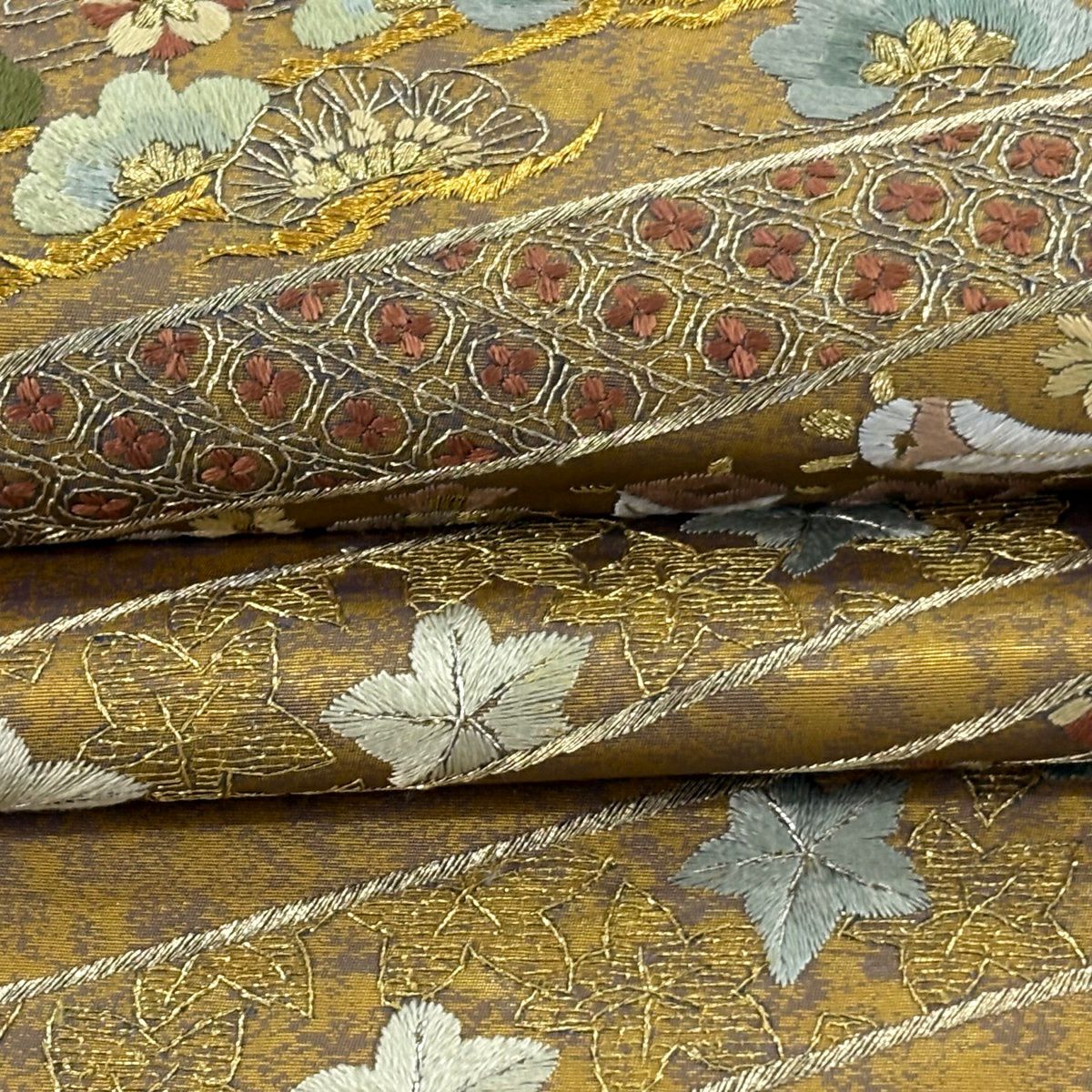 【美品】 袋帶 逸品級 松樹竹子梅花 寶盡くし 刺繡 金銀彩 山吹茶 六通 純蠶絲