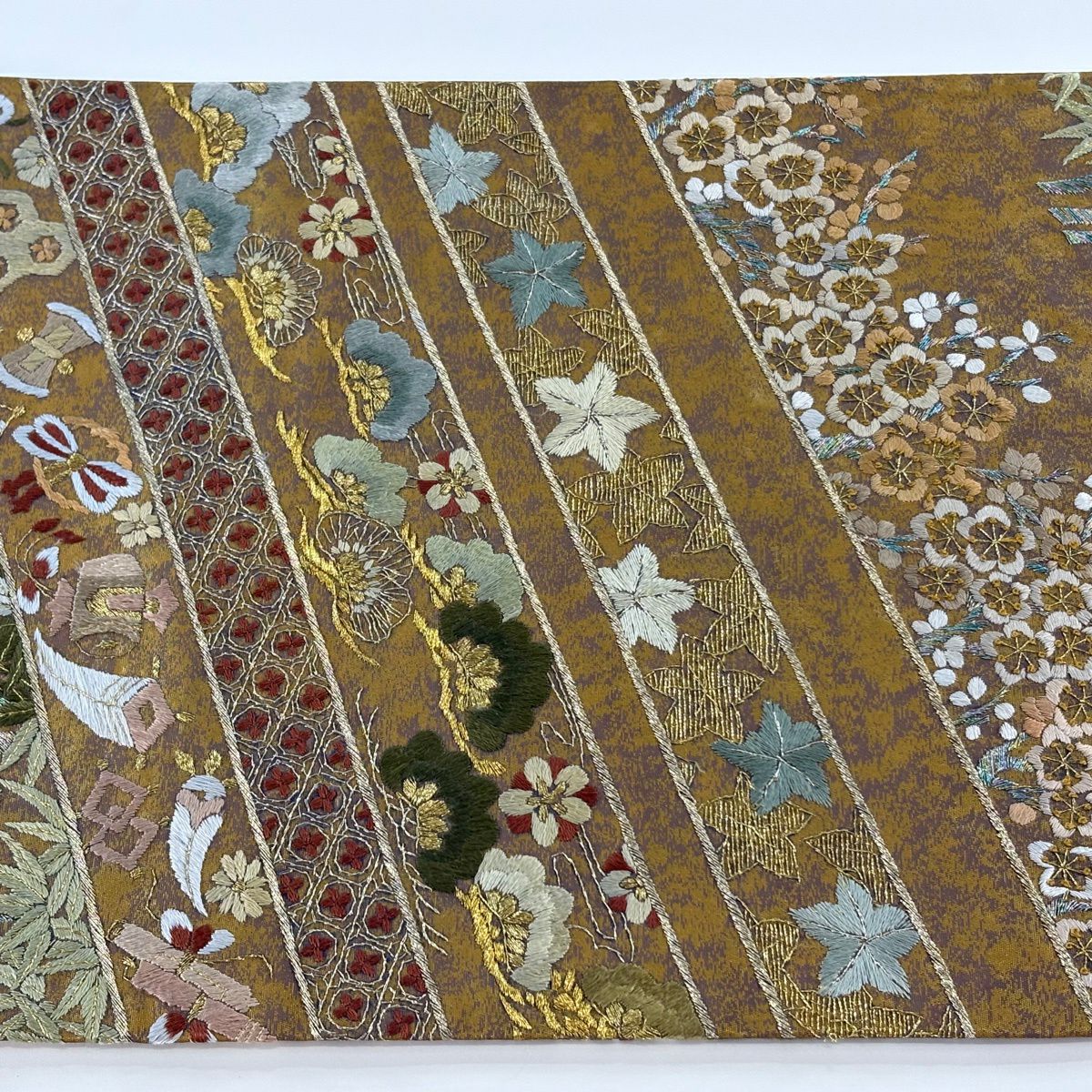 【美品】 袋帶 逸品級 松樹竹子梅花 寶盡くし 刺繡 金銀彩 山吹茶 六通 純蠶絲