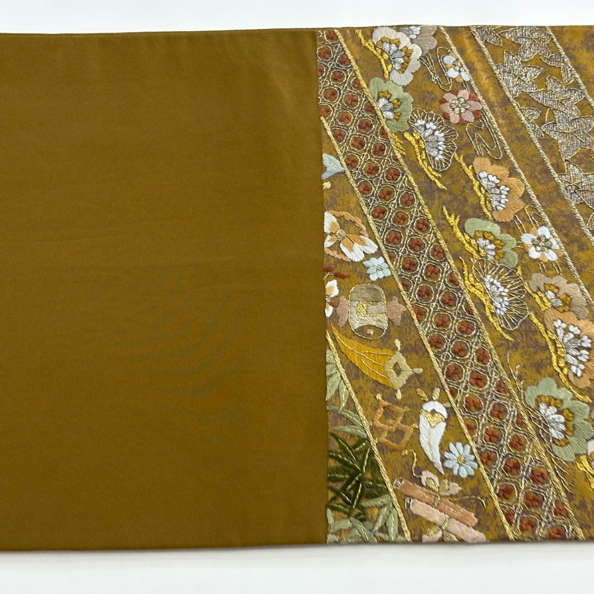【美品】 袋帶 逸品級 松樹竹子梅花 寶盡くし 刺繡 金銀彩 山吹茶 六通 純蠶絲