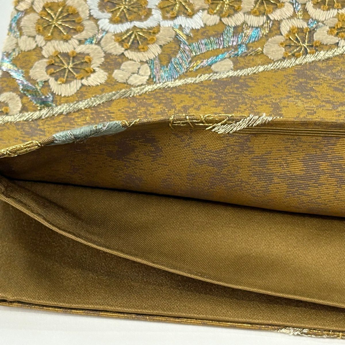 【美品】 袋帶 逸品級 松樹竹子梅花 寶盡くし 刺繡 金銀彩 山吹茶 六通 純蠶絲