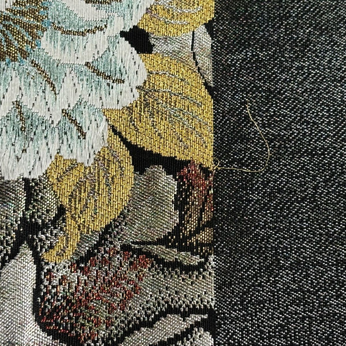 【美品】 袋帶 秀品級 草花紋紋 鳥 金金箔 唐織 黑 六通 純蠶絲