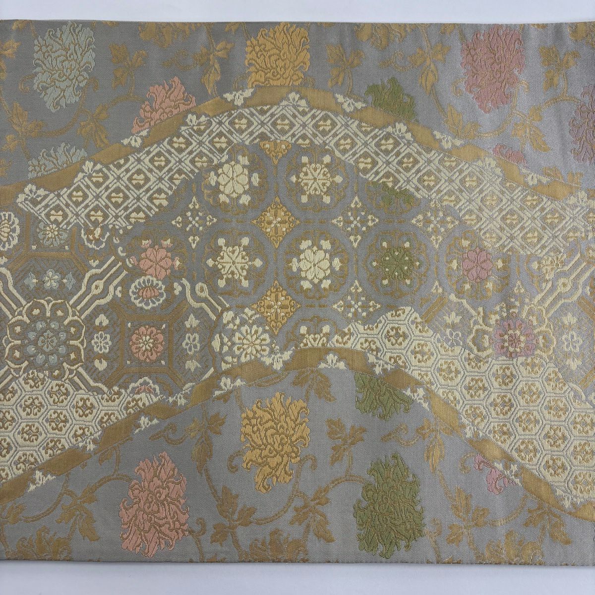 【美品】 袋帶 名品級 金金箔屋清兵衛 落款 西陣織 華紋 花唐草紋 金金箔 灰色 六通 純蠶絲