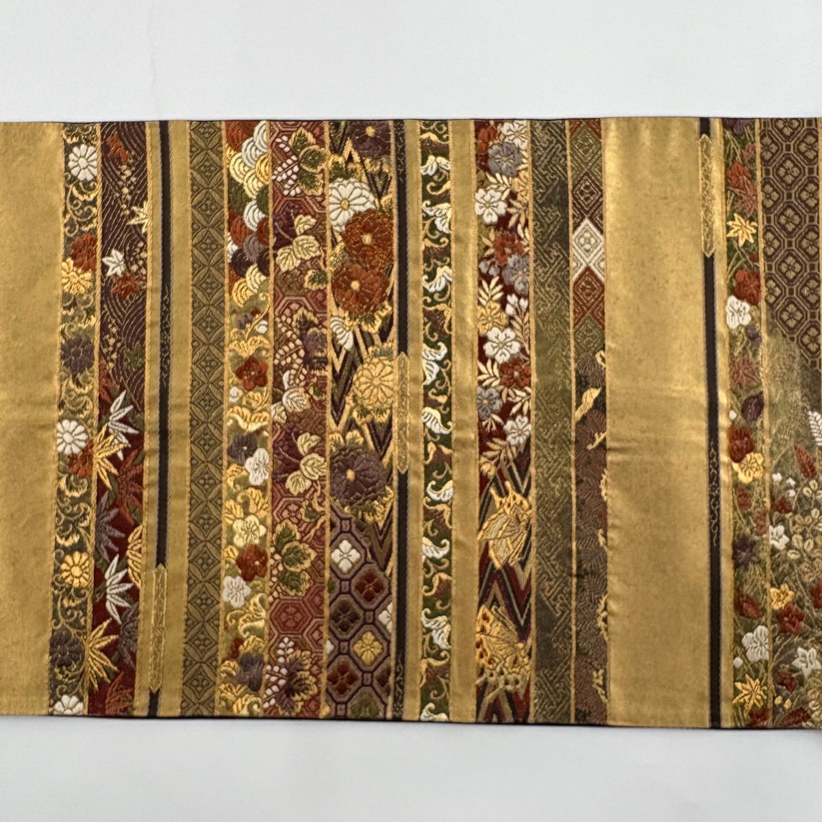 【美品】 袋帶 秀品級 加納幸 落款あり 蒔絵段重文 草花紋紋 縞 金絲 金金箔 金色 大鼓圖案 純蠶絲