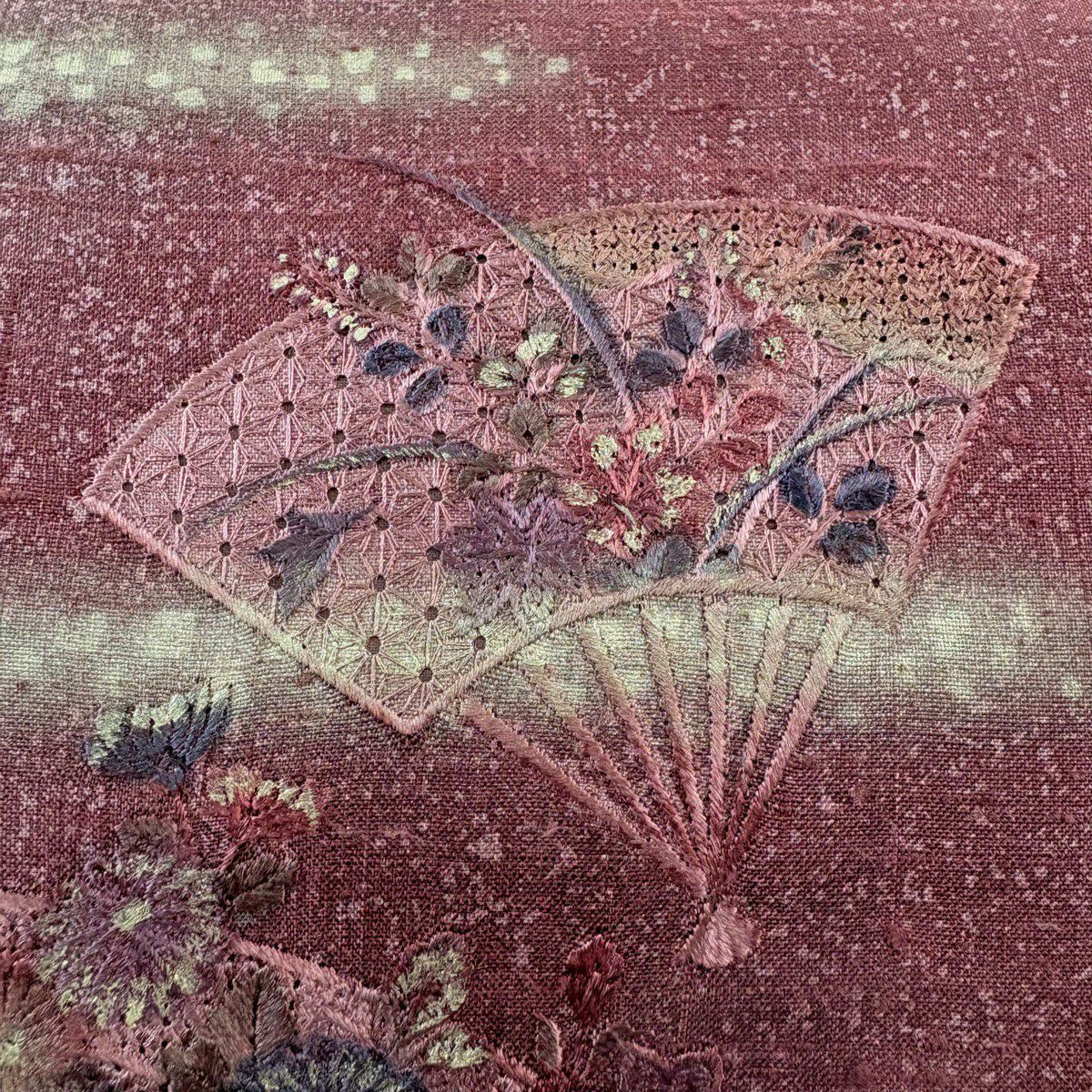 【美品】 袋帶 秀品級 紬織織 地區仕立 扇子 草花紋刺繡 金彩裝飾 茜 紅色 正蠶絲