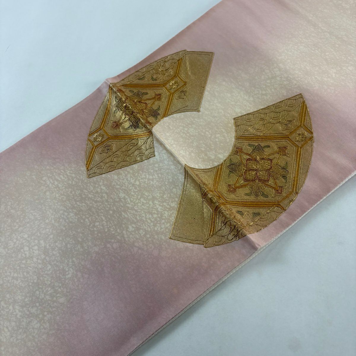 【美品】 袋帶 秀品級 扇子面 蜀江文 刺繡 金線 粉米色 お太鼓柄 純蠶絲