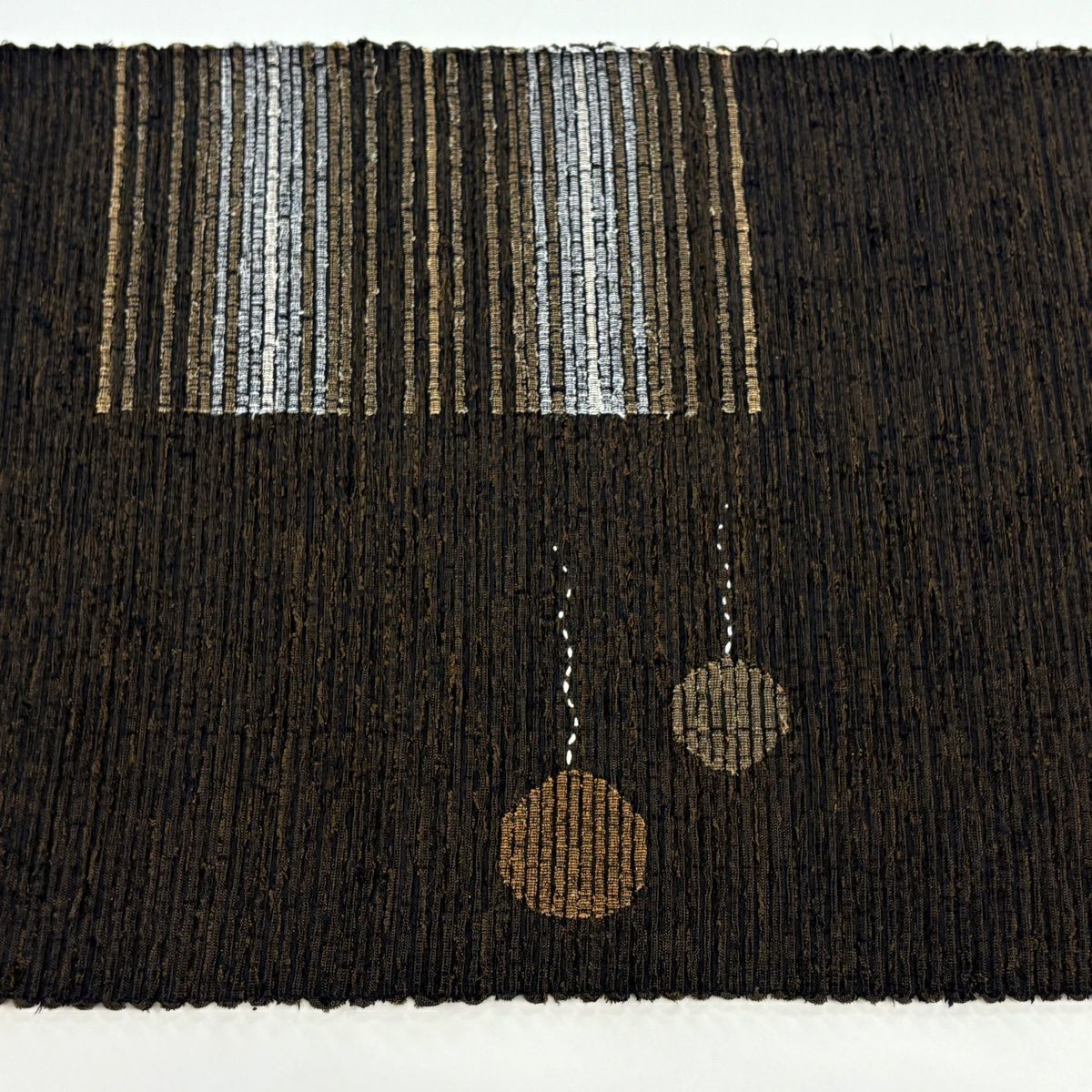 【美品】 名古屋帶 逸品級 八寸名古屋帶 動物 風球 刺繡 黑灰 純蠶絲