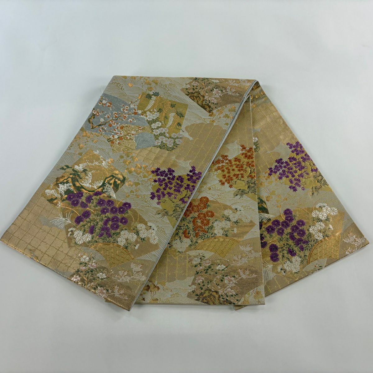 【美品】 袋帶 逸品級 じゅらく 落款あり じゅらく帝王紫 扇子面 菊花 金銀彩 金箔 灰白 お太鼓柄 純蠶絲